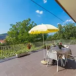 Hundefreundliches Mit Privatparkplatz, Bbq-bereich Und Grossem Balkon Lägenhet Grižane