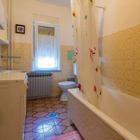 Hundefreundliches Mit Privatparkplatz, Bbq-bereich Und Grossem Balkon