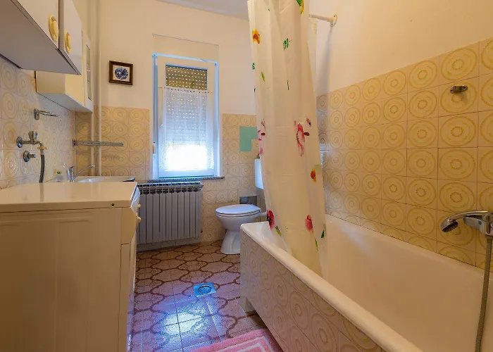 Hundefreundliches Mit Privatparkplatz, Bbq-bereich Und Grossem Balkon